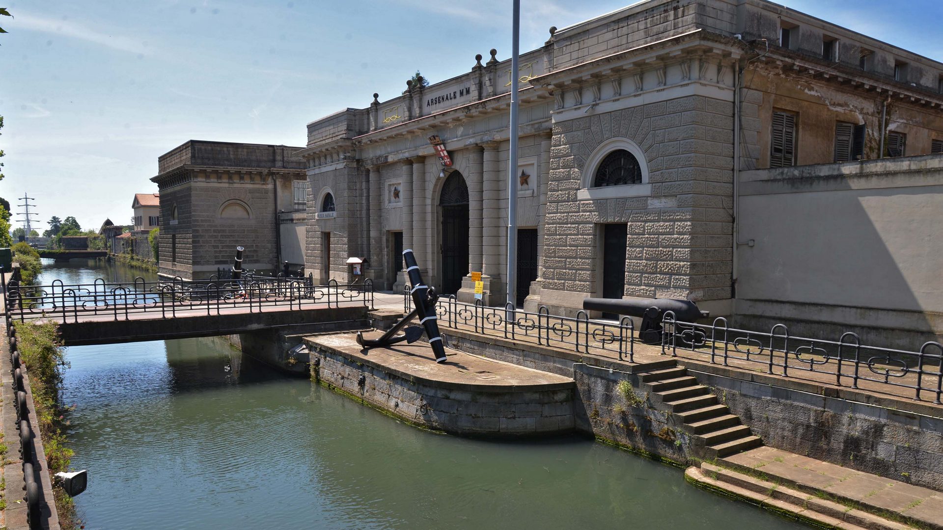 Terminati i lavori di manutenzione delle ancore monumentali della porta principale dell’Arsenale Terminati i lavori di manutenzione delle ancore monumentali della porta principale dell’Arsenale