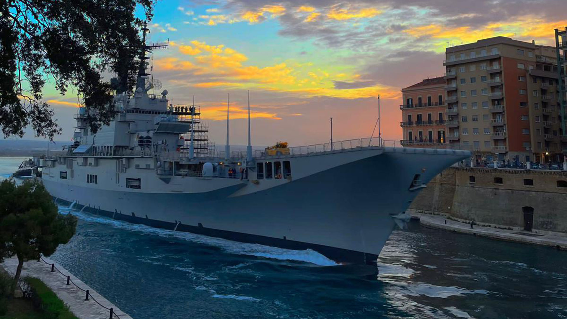 Nave Garibaldi sul canale navigabile di Taranto Marina Militare