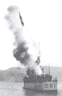 lancio di simulacro inerte di missile Polaris da uno dei pozzi del Garibaldi durante i lavori di trasformazione