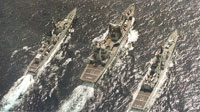 Il rifornitore di squadra Stromboli affiancato dalle fregate Orsa (F567)e Libeccio (F572)