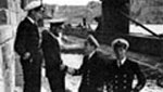 Il Cap. di Corv. Wanklyn, secondo da sinistra, con i suoi ufficiali. Sullo sfondo L'Upholder