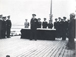 L'Ammiraglio Bergamini durante una decorazione di marinai 