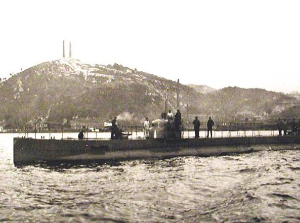 Il sommergibile «Giacinto Pullino», a bordo del quale Sauro naufragò in territorio nemico.jpg