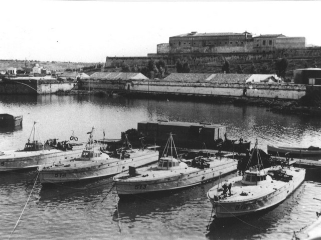 M.A.S. ormeggiati al pontile dove ora sorge l’Arsenale